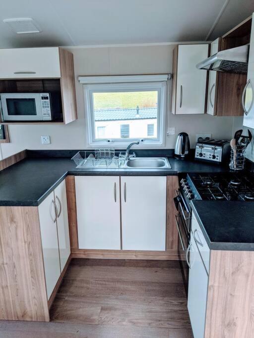 Large 4 Person Couples And Family Caravan In Newquay Bay Resort Ngoại thất bức ảnh
