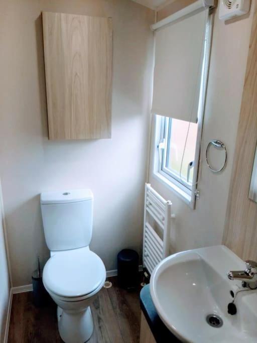 Large 4 Person Couples And Family Caravan In Newquay Bay Resort Ngoại thất bức ảnh
