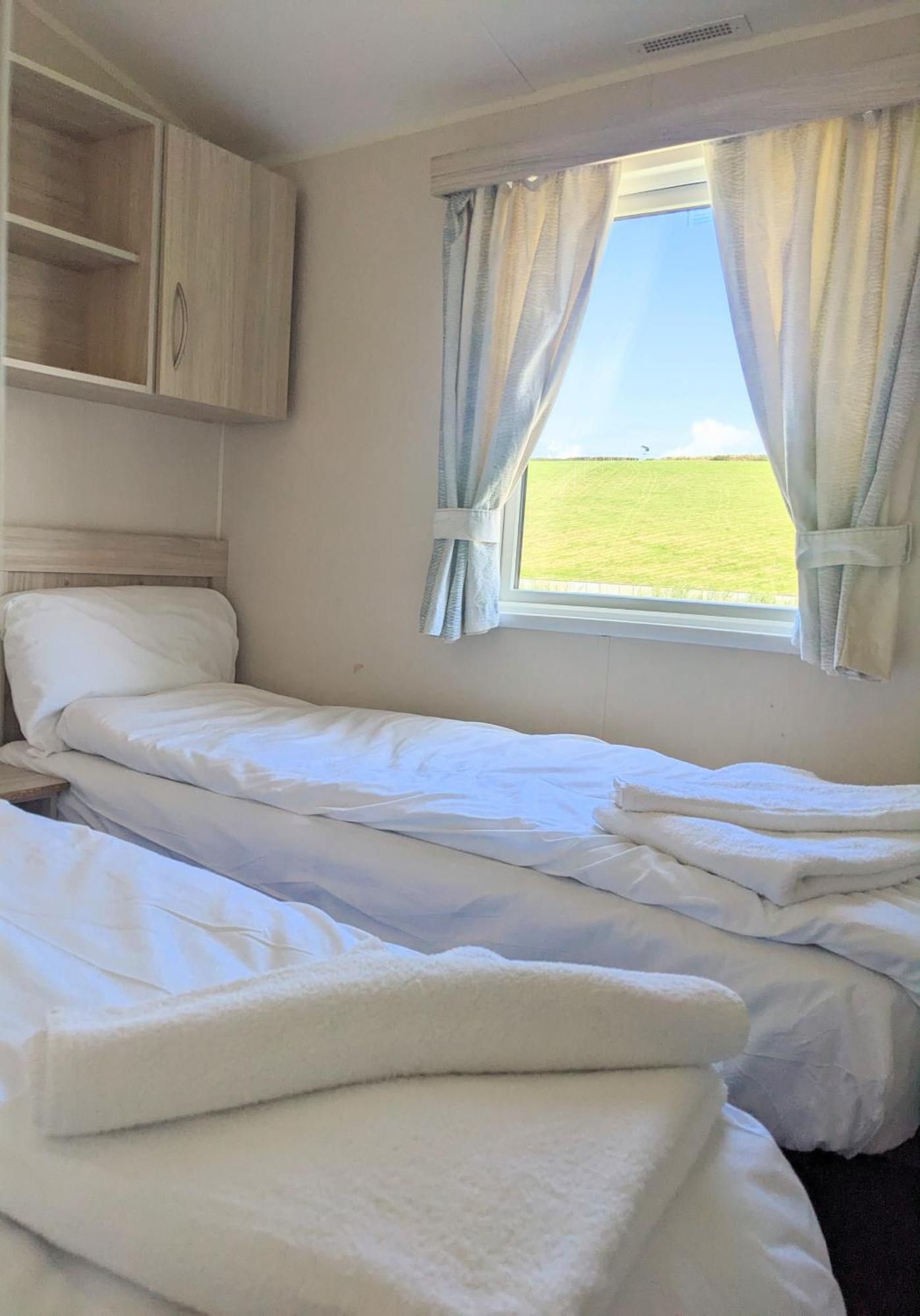 Large 4 Person Couples And Family Caravan In Newquay Bay Resort Ngoại thất bức ảnh